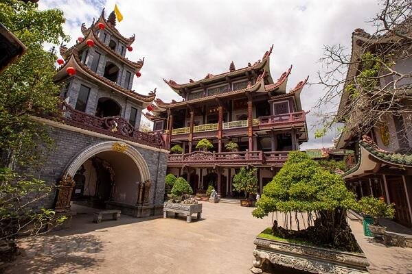 Không gian thanh tịnh của một trong những ngôi chùa đẹp nhất Nghệ An cũ.