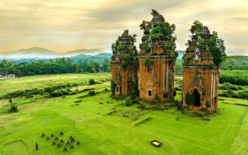 Một trong những cụm tháp Chăm cao nhất Đông Nam Á.